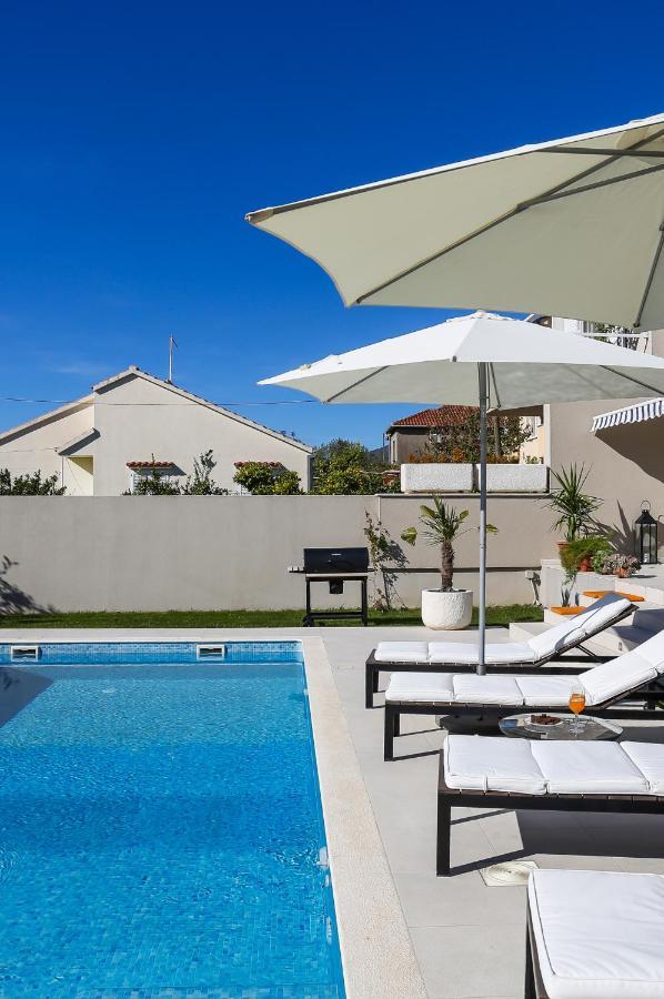 Villa Elysium - Beautiful Family House With Heated Pool Kaštela Kültér fotó