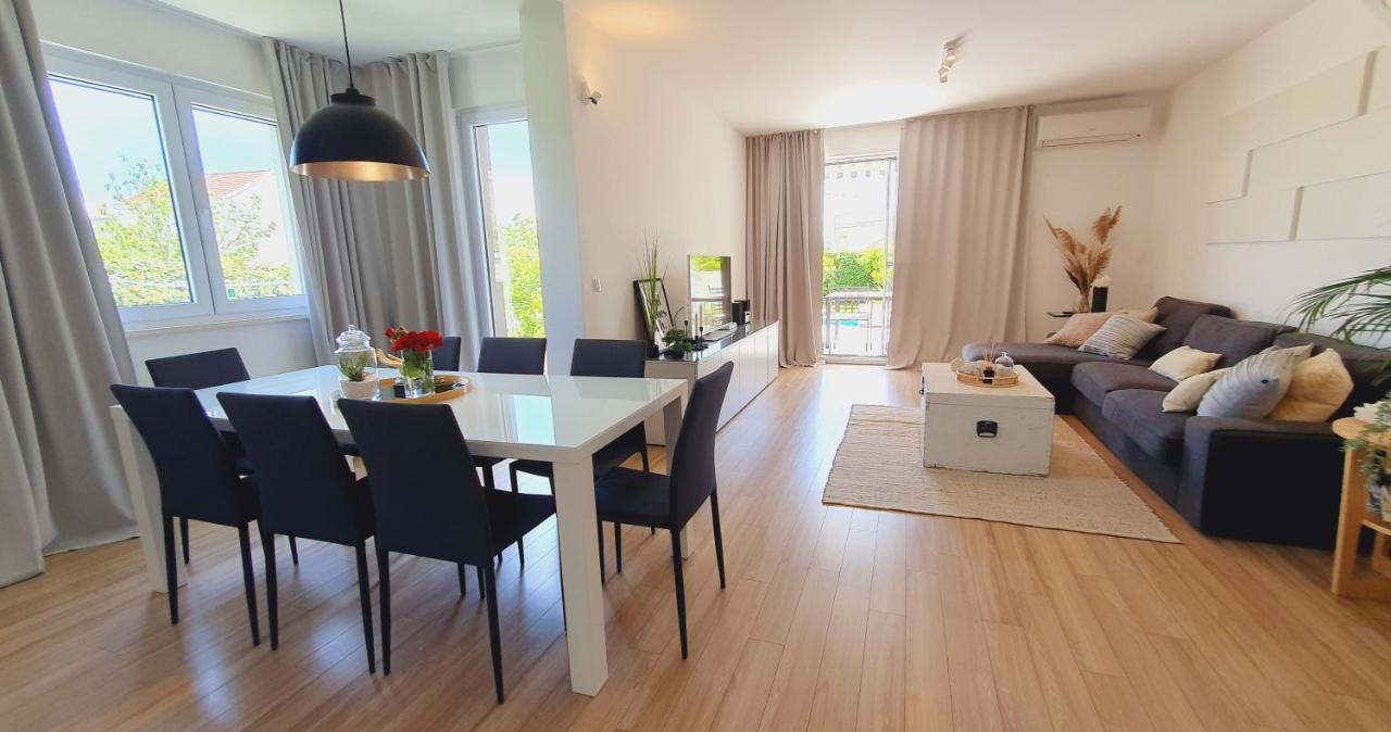 Villa Elysium - Beautiful Family House With Heated Pool Kaštela Kültér fotó