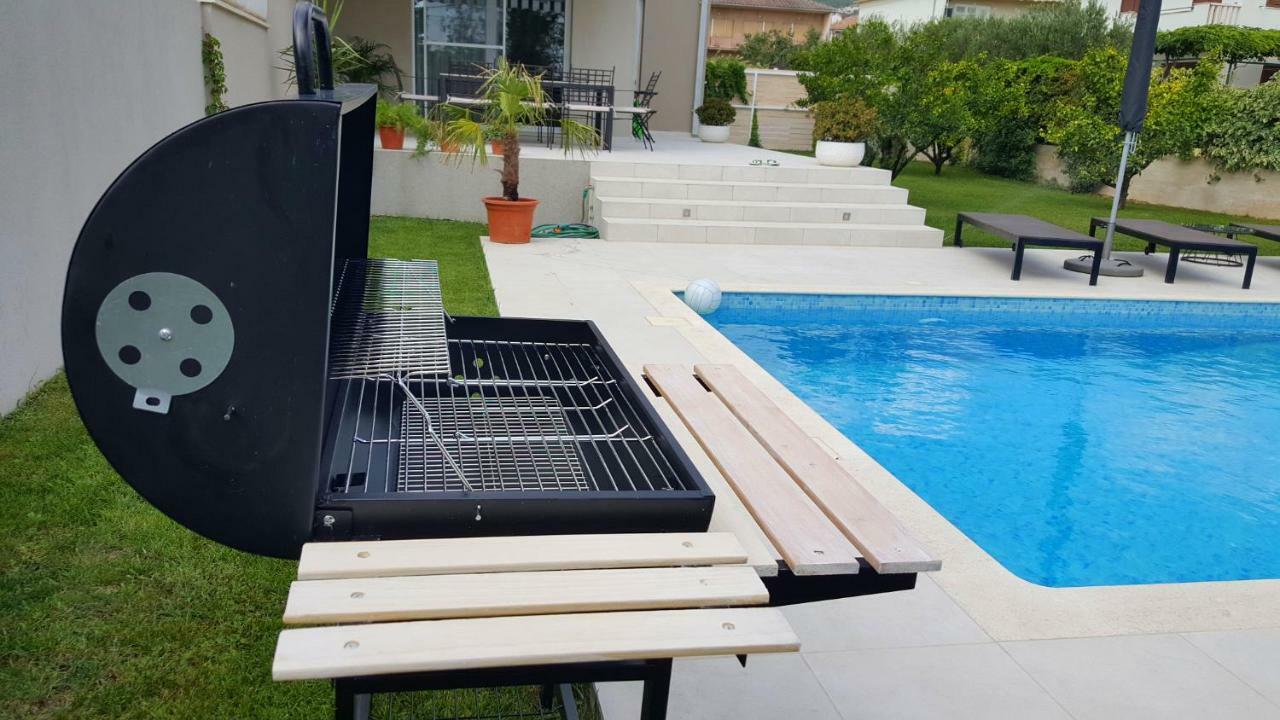 Villa Elysium - Beautiful Family House With Heated Pool Kaštela Kültér fotó