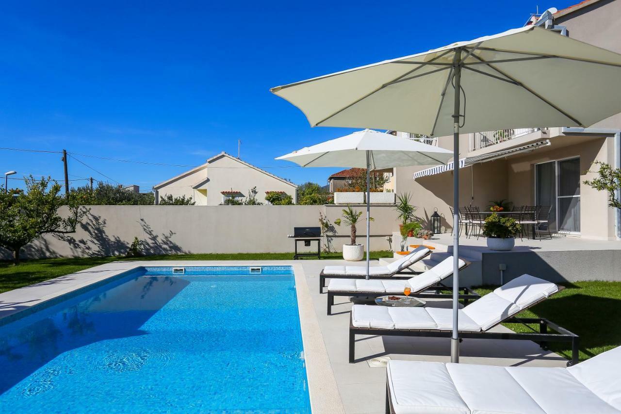 Villa Elysium - Beautiful Family House With Heated Pool Kaštela Kültér fotó