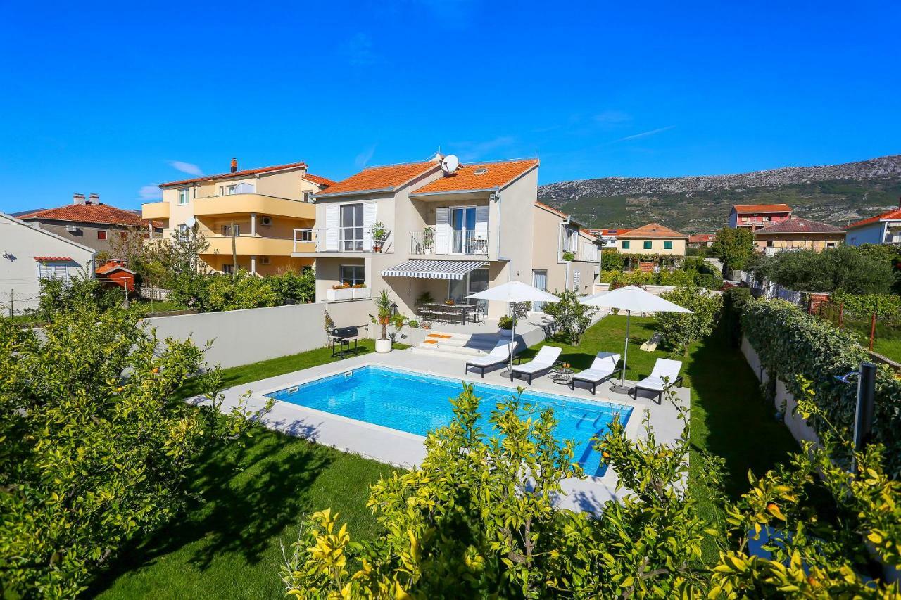 Villa Elysium - Beautiful Family House With Heated Pool Kaštela Kültér fotó