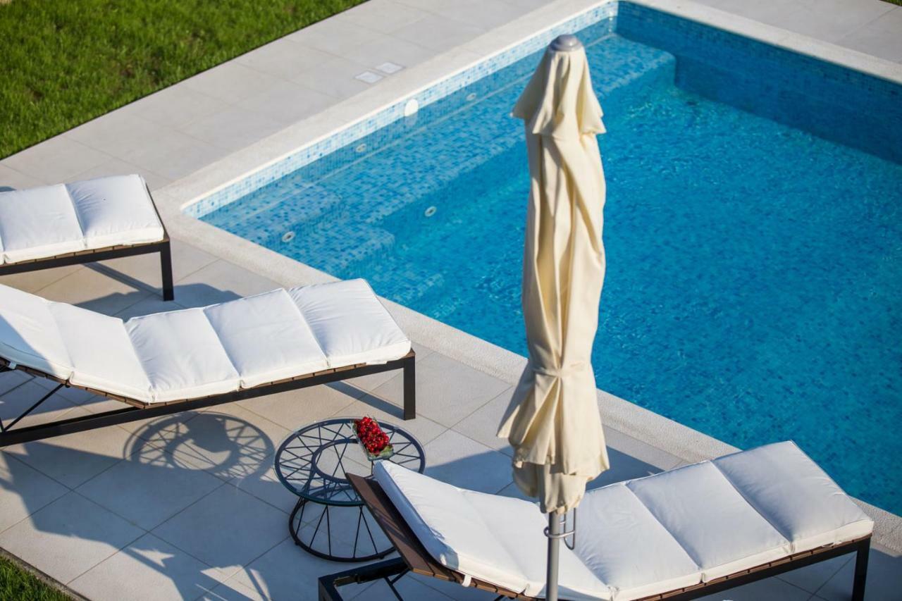 Villa Elysium - Beautiful Family House With Heated Pool Kaštela Kültér fotó